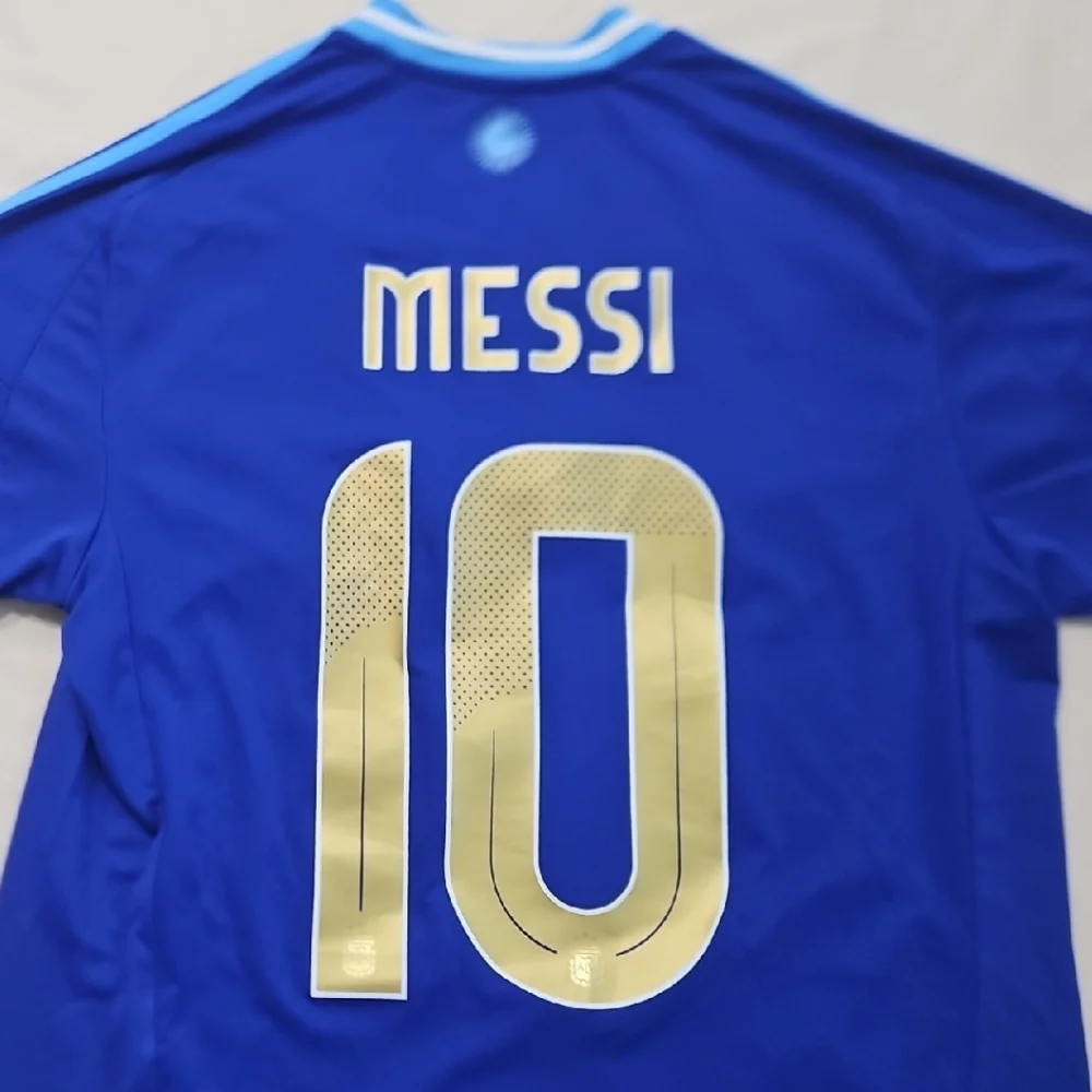 Adidas Argentina Blue and Gold Jersey FIFA WORLD CHAMPIONS 2022. MESSI NUMBER 10 - Picture 5 of 5